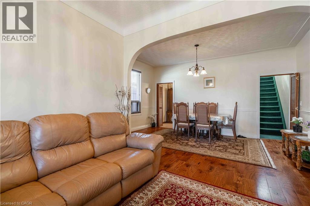 20 Milton Avenue, Hamilton, ON - Indoor Photo Showing Living Room