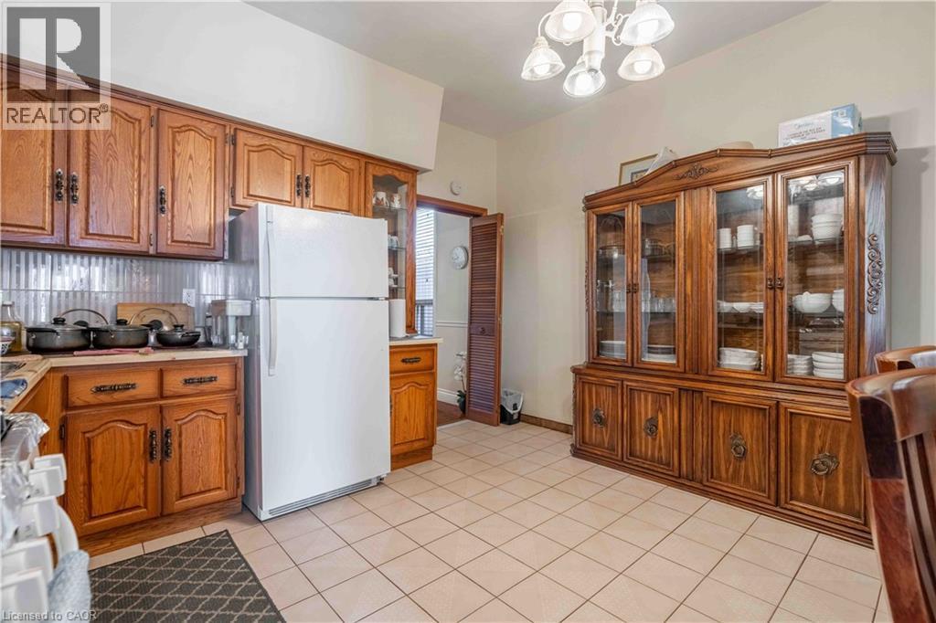 20 Milton Avenue, Hamilton, ON - Indoor Photo Showing Kitchen