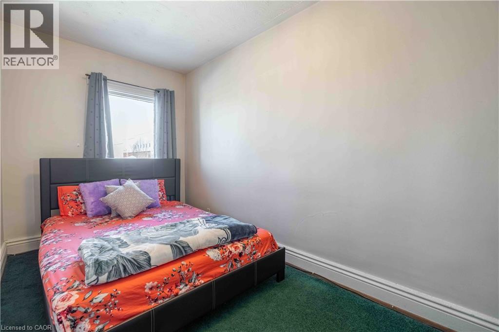 20 Milton Avenue, Hamilton, ON - Indoor Photo Showing Bedroom