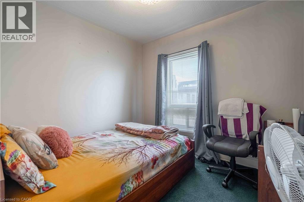 20 Milton Avenue, Hamilton, ON - Indoor Photo Showing Bedroom