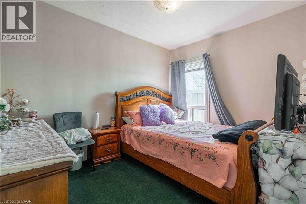 20 Milton Avenue, Hamilton, ON - Indoor Photo Showing Bedroom