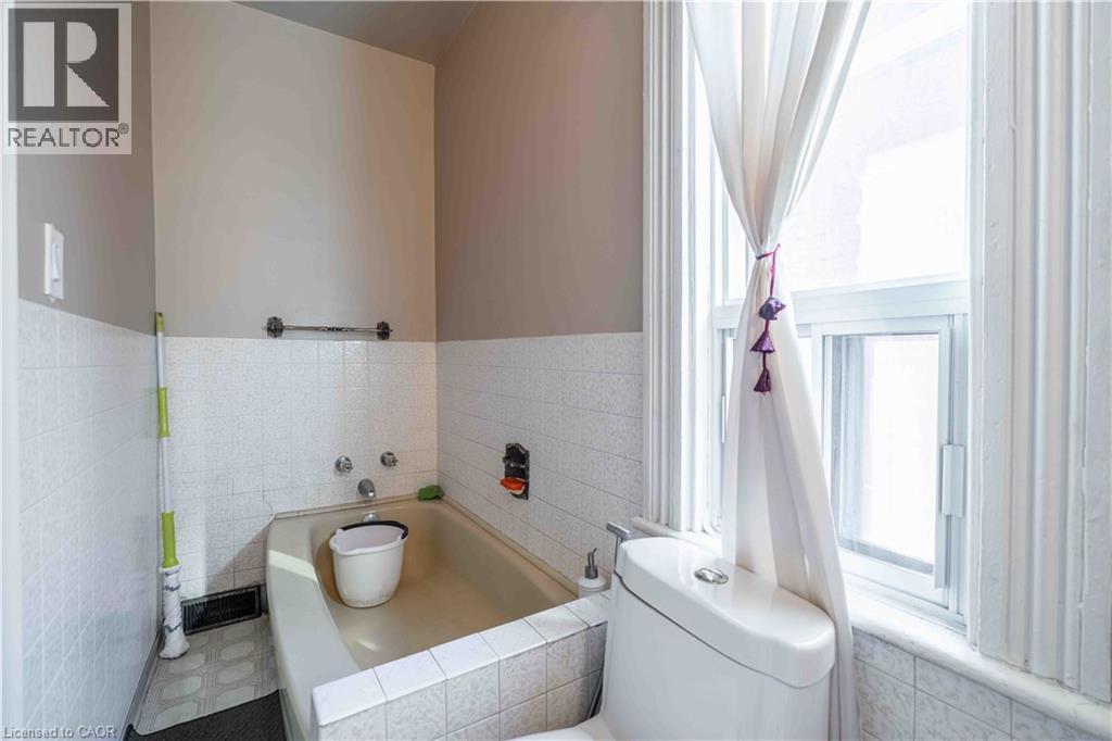 20 Milton Avenue, Hamilton, ON - Indoor Photo Showing Bathroom