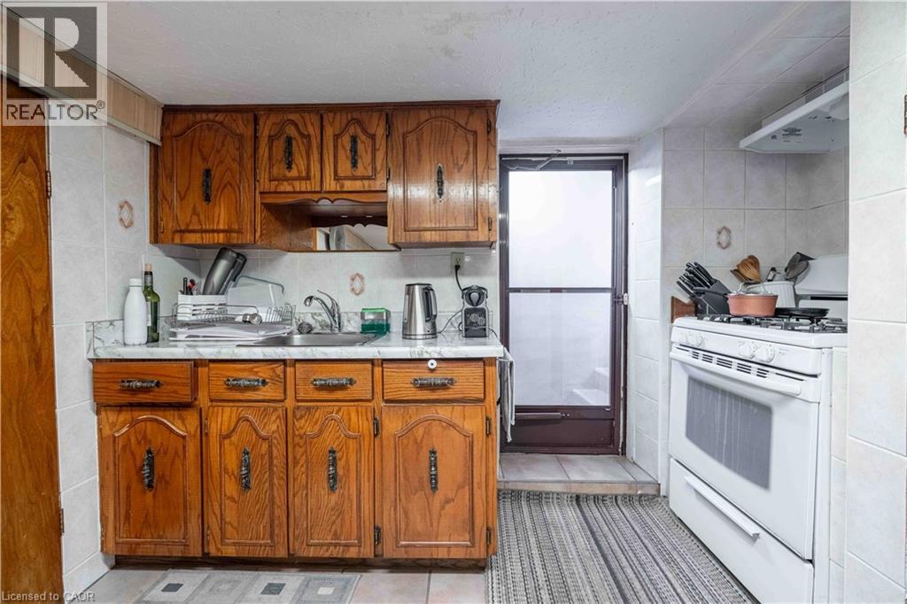 20 Milton Avenue, Hamilton, ON - Indoor Photo Showing Kitchen