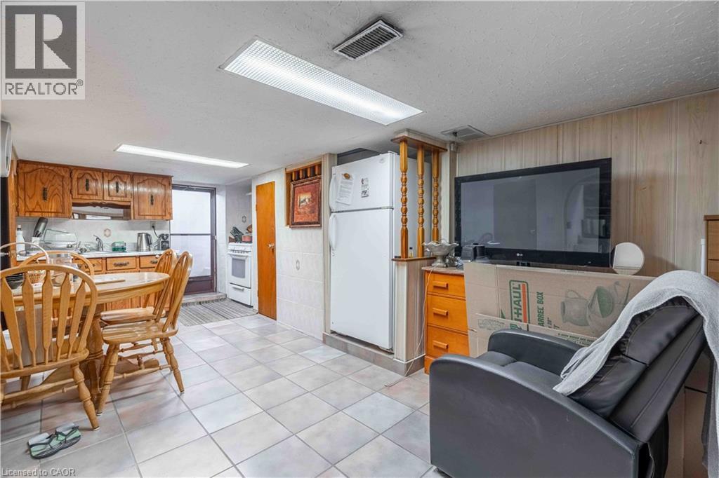 20 Milton Avenue, Hamilton, ON - Indoor Photo Showing Kitchen