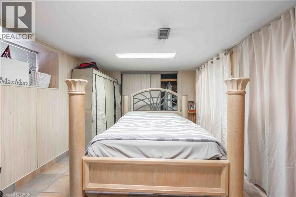 20 Milton Avenue, Hamilton, ON - Indoor Photo Showing Bedroom