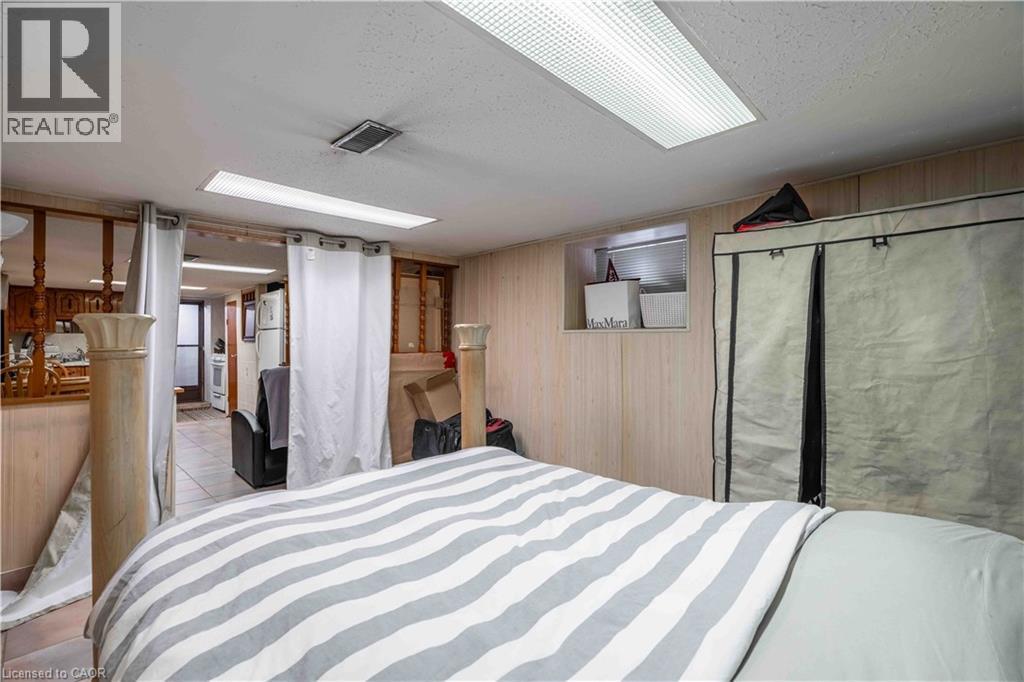 20 Milton Avenue, Hamilton, ON - Indoor Photo Showing Bedroom