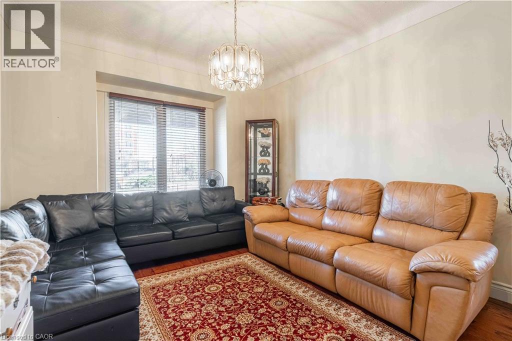20 Milton Avenue, Hamilton, ON - Indoor Photo Showing Living Room