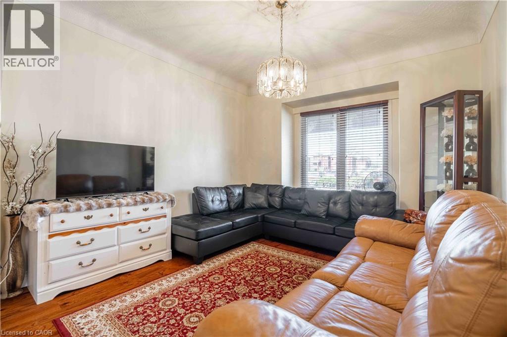 20 Milton Avenue, Hamilton, ON - Indoor Photo Showing Living Room