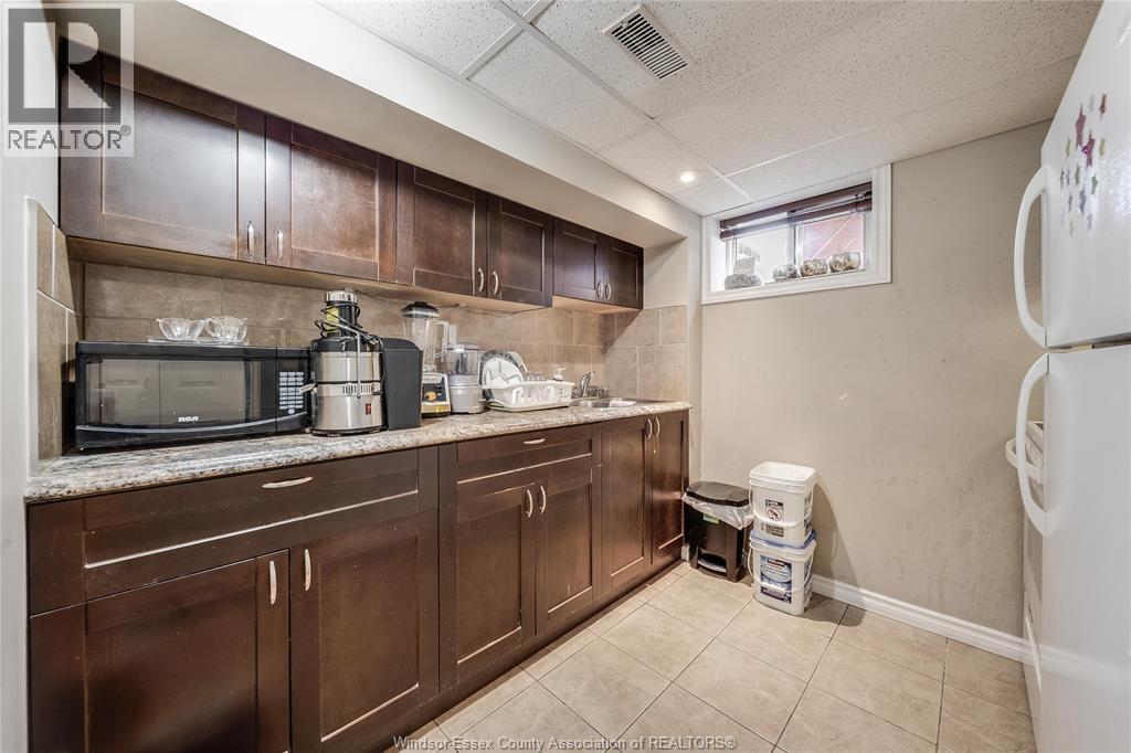2340 George Avenue, Windsor, ON - Indoor Photo Showing Kitchen