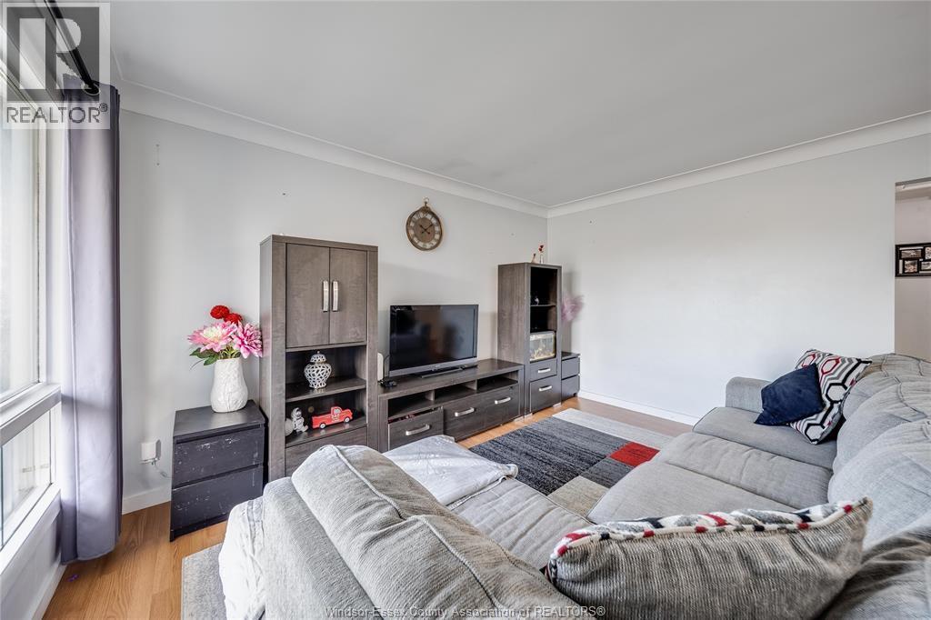 2340 George Avenue, Windsor, ON - Indoor Photo Showing Living Room