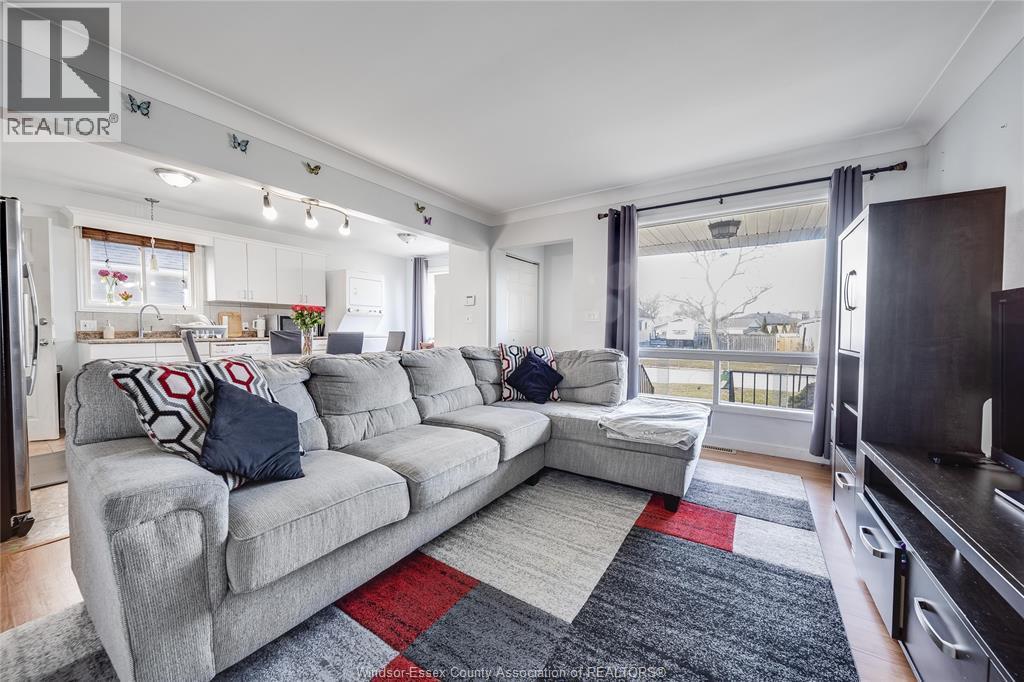 2340 George Avenue, Windsor, ON - Indoor Photo Showing Living Room