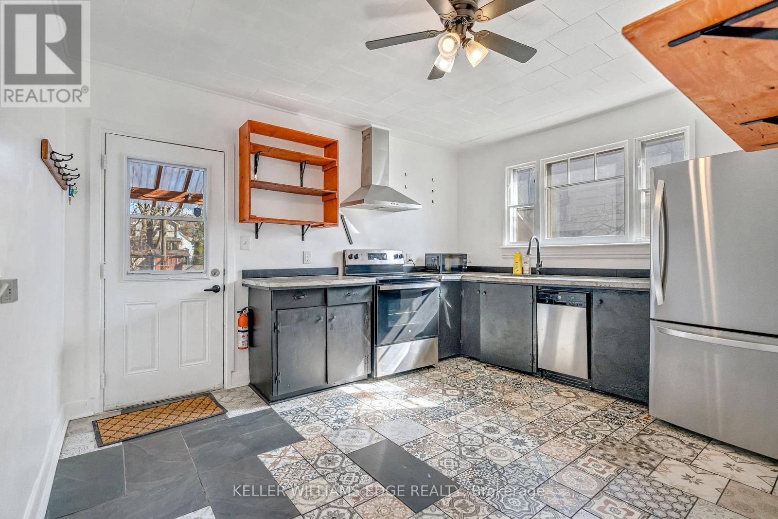 23 Clifford Street, Hamilton, ON - Indoor Photo Showing Kitchen