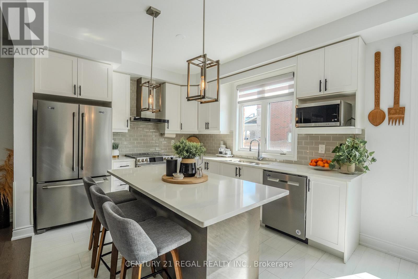 25 Elysian Fields Circle, Brampton, ON - Indoor Photo Showing Kitchen With Double Sink With Upgraded Kitchen