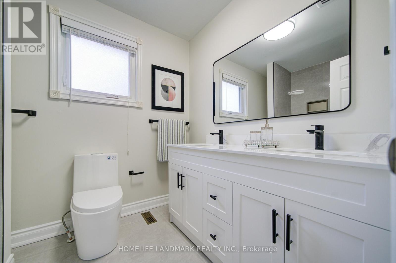 1111 Deer Run, Mississauga, ON - Indoor Photo Showing Bathroom