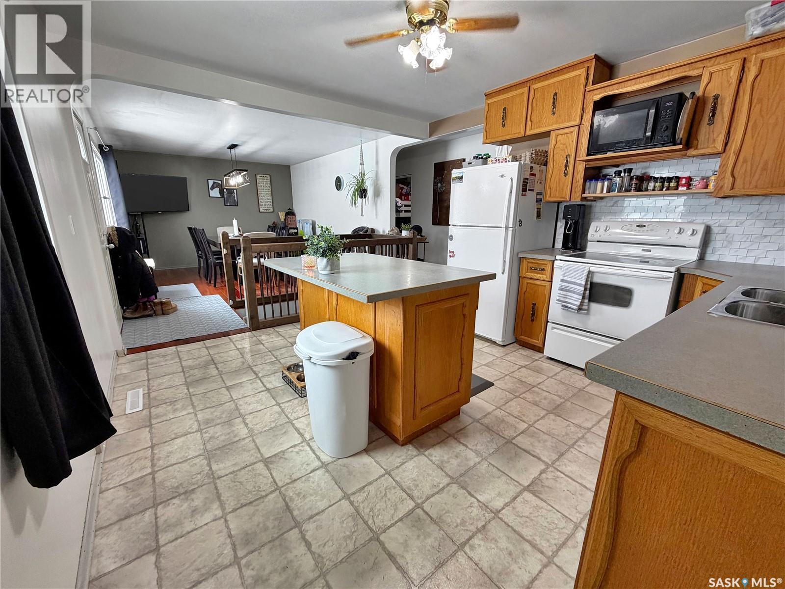 737 Sumner Street, Esterhazy, SK - Indoor Photo Showing Kitchen