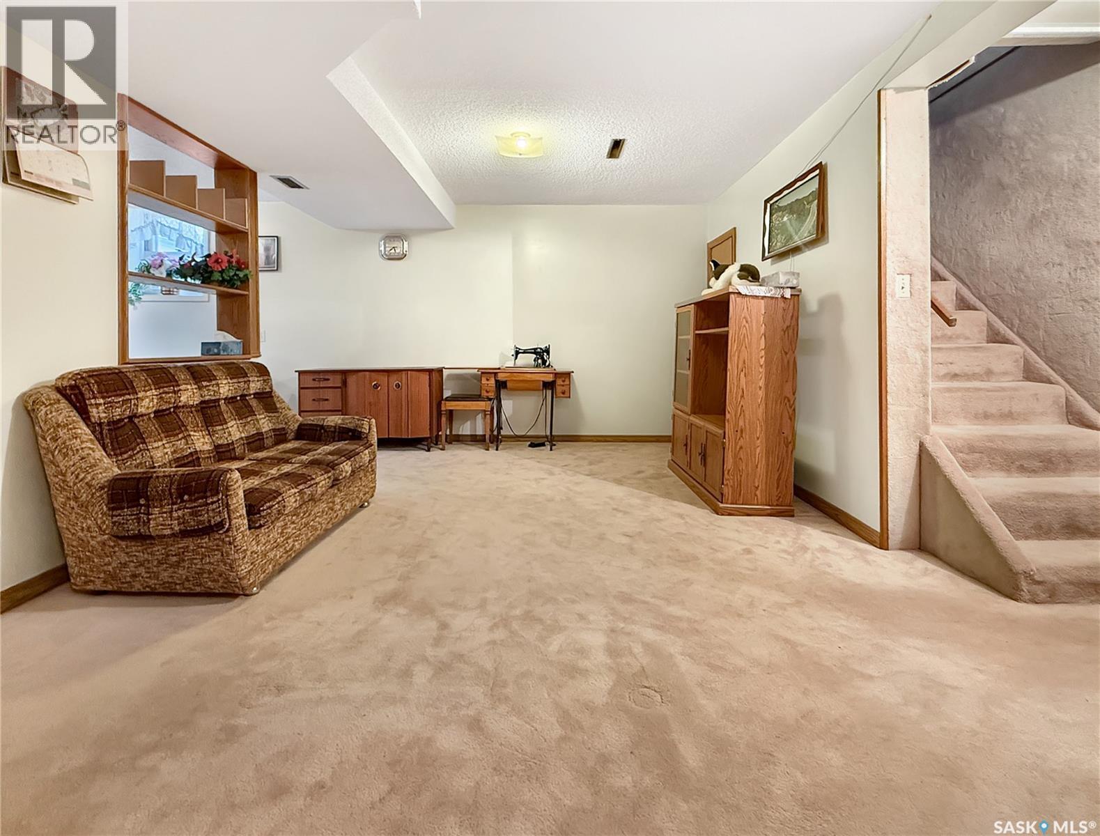 880 3Rd Avenue Ne, Swift Current, SK - Indoor Photo Showing Other Room