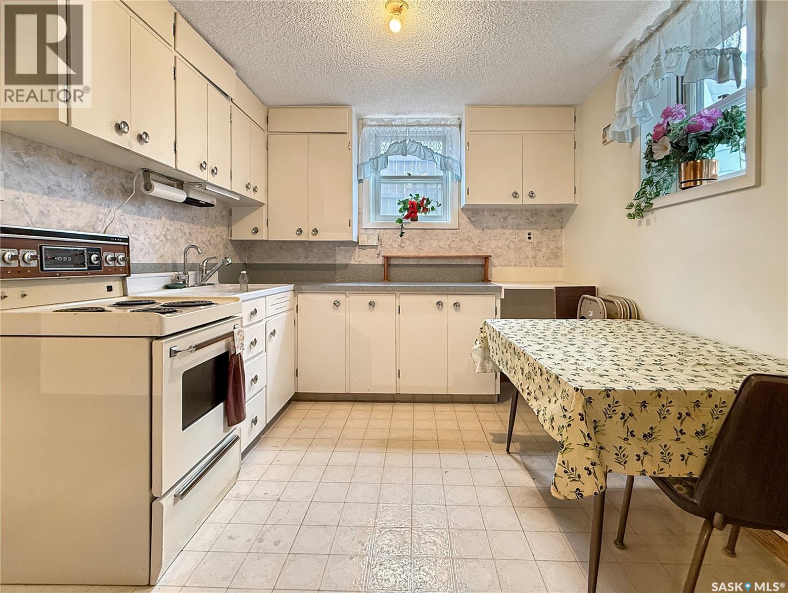 880 3Rd Avenue Ne, Swift Current, SK - Indoor Photo Showing Kitchen