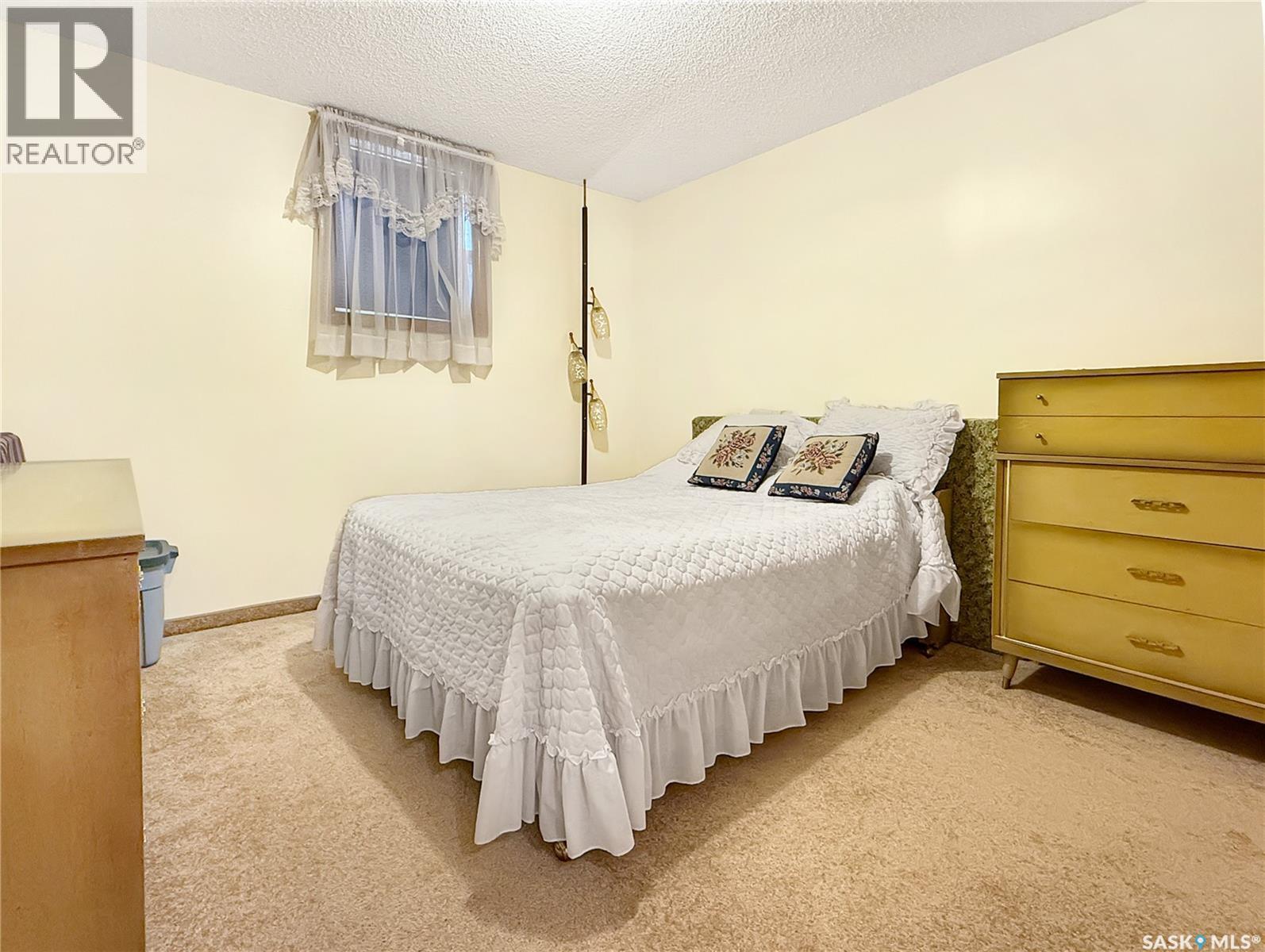880 3Rd Avenue Ne, Swift Current, SK - Indoor Photo Showing Bedroom
