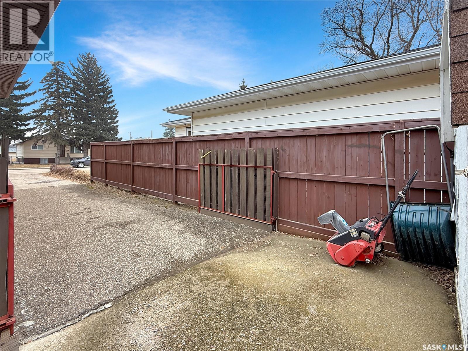 880 3Rd Avenue Ne, Swift Current, SK - Outdoor