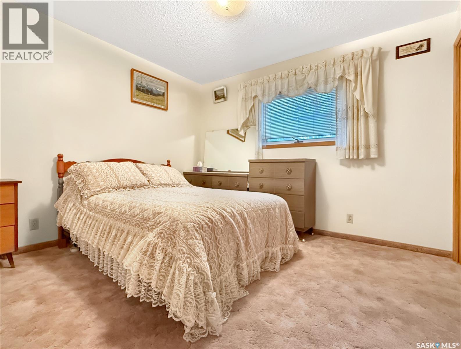880 3Rd Avenue Ne, Swift Current, SK - Indoor Photo Showing Bedroom