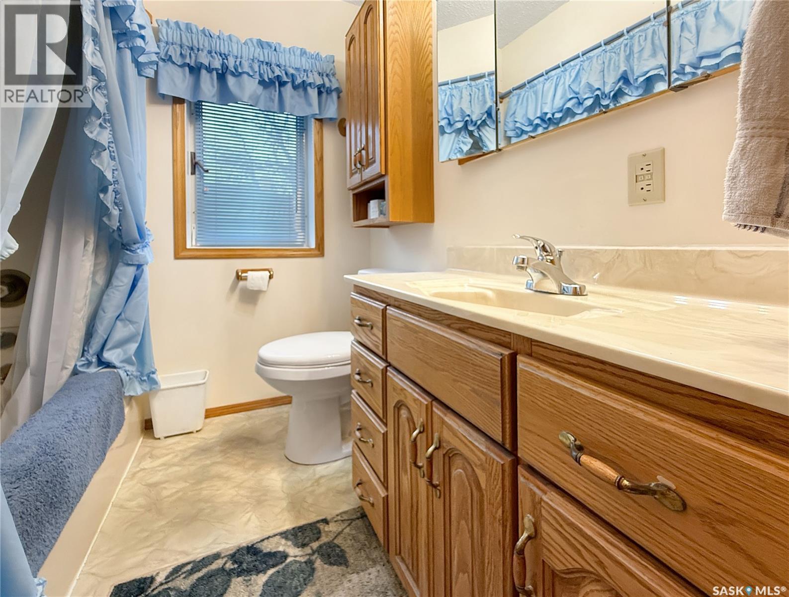 880 3Rd Avenue Ne, Swift Current, SK - Indoor Photo Showing Bathroom