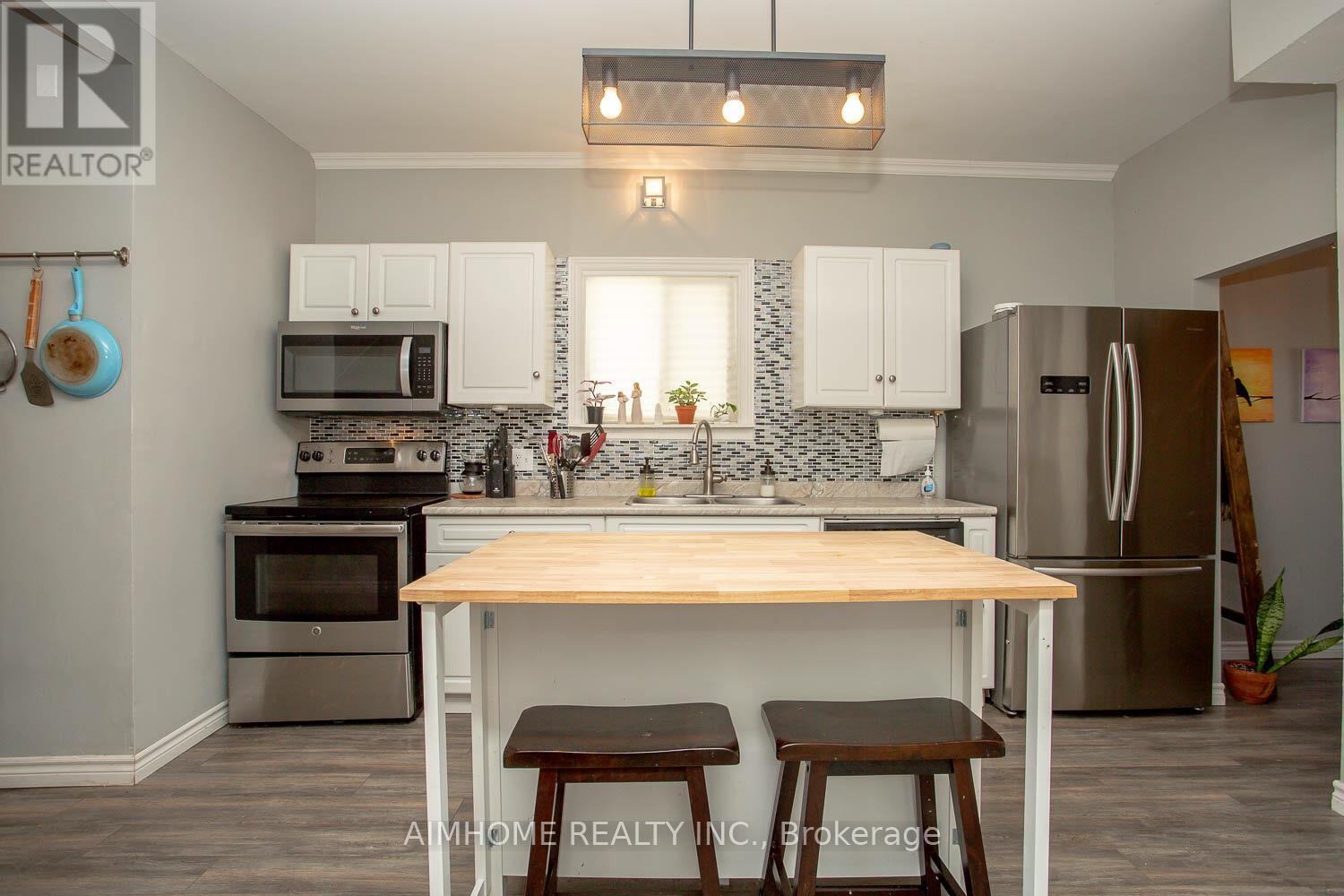 7 Rathgar Street, London East, ON - Indoor Photo Showing Kitchen With Double Sink