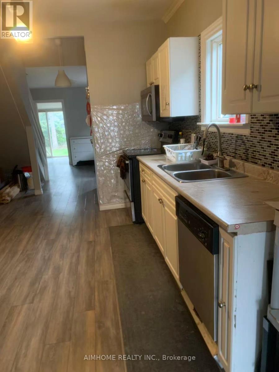 7 Rathgar Street, London East, ON - Indoor Photo Showing Kitchen With Double Sink