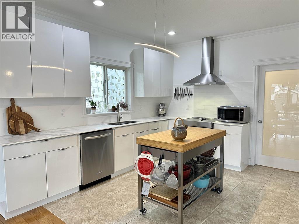 3473 Hargreaves Avenue, Vanderhoof, BC - Indoor Photo Showing Kitchen With Double Sink