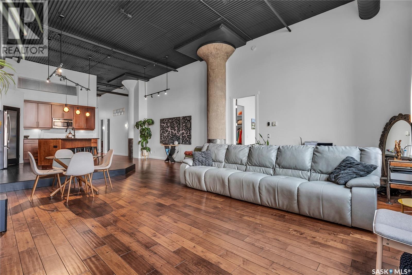 105 211 D Avenue N, Saskatoon, SK - Indoor Photo Showing Living Room