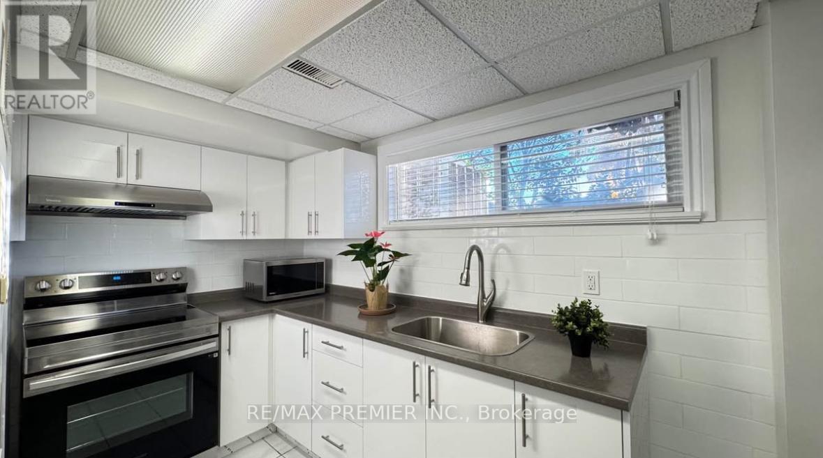 3551 Burningelm Crescent, Mississauga, ON - Indoor Photo Showing Kitchen