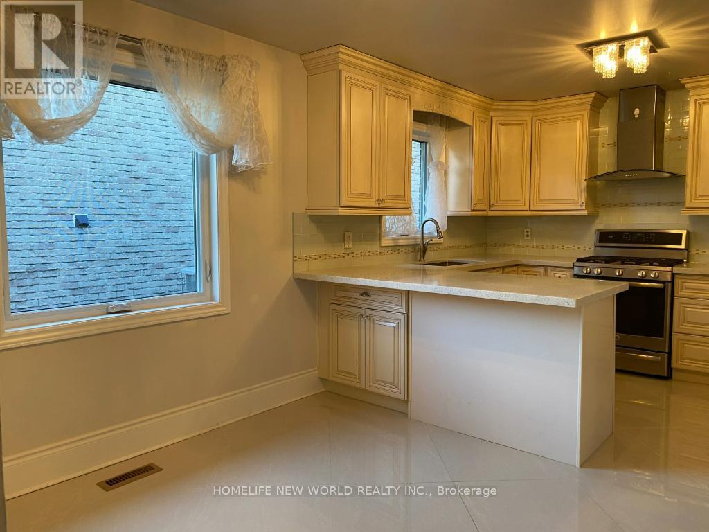151 Chalfield Lane, Mississauga, ON - Indoor Photo Showing Kitchen