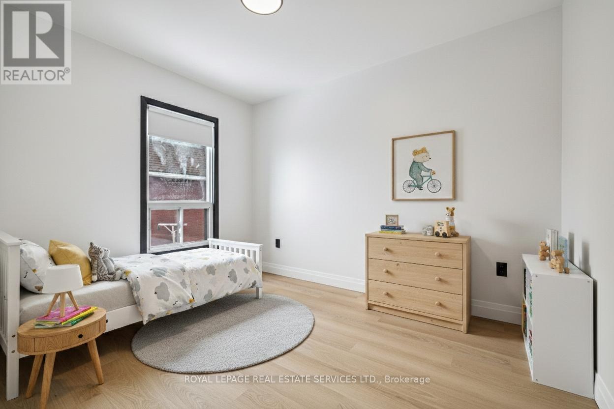 83 Barnesdale Avenue N, Hamilton, ON - Indoor Photo Showing Bedroom