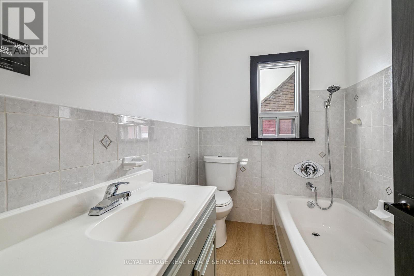 83 Barnesdale Avenue N, Hamilton, ON - Indoor Photo Showing Bathroom