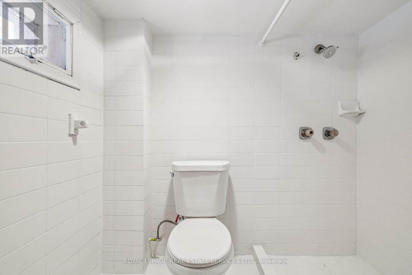 83 Barnesdale Avenue N, Hamilton, ON - Indoor Photo Showing Bathroom