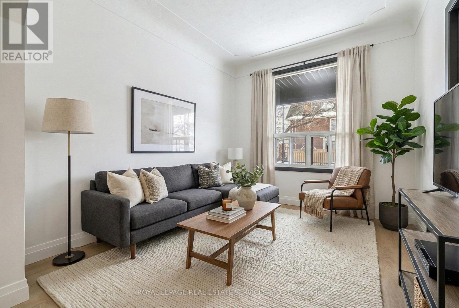 83 Barnesdale Avenue N, Hamilton, ON - Indoor Photo Showing Living Room