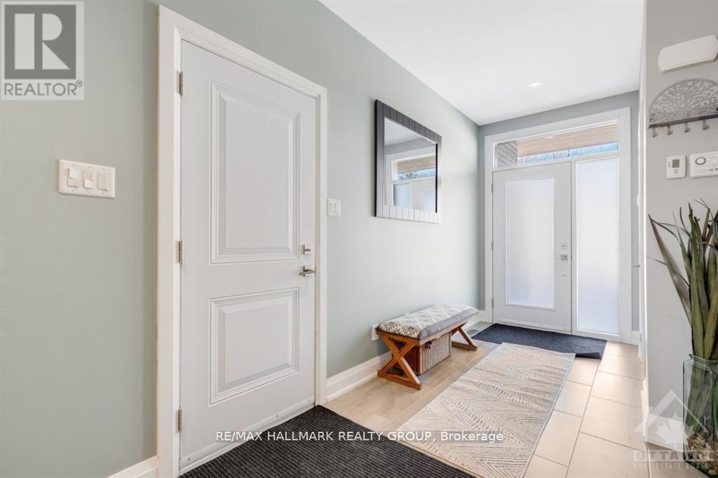 Bright welcoming foyer. - 250 Richardson Avenue, Ottawa, ON - Indoor Photo Showing Other Room
