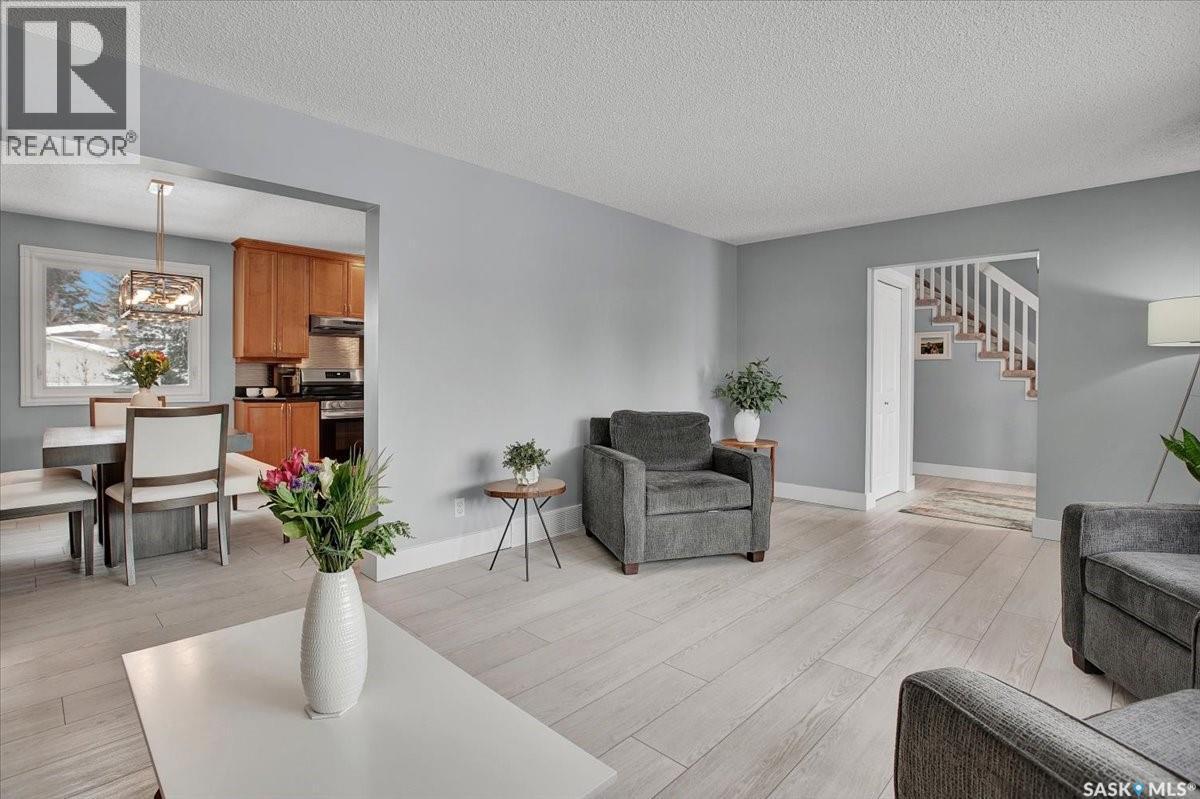 329 Clearwater Place, Saskatoon, SK - Indoor Photo Showing Living Room
