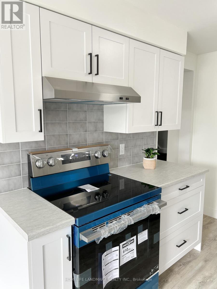 6 Silver Maple Crescent, Barrie, ON - Indoor Photo Showing Kitchen With Upgraded Kitchen