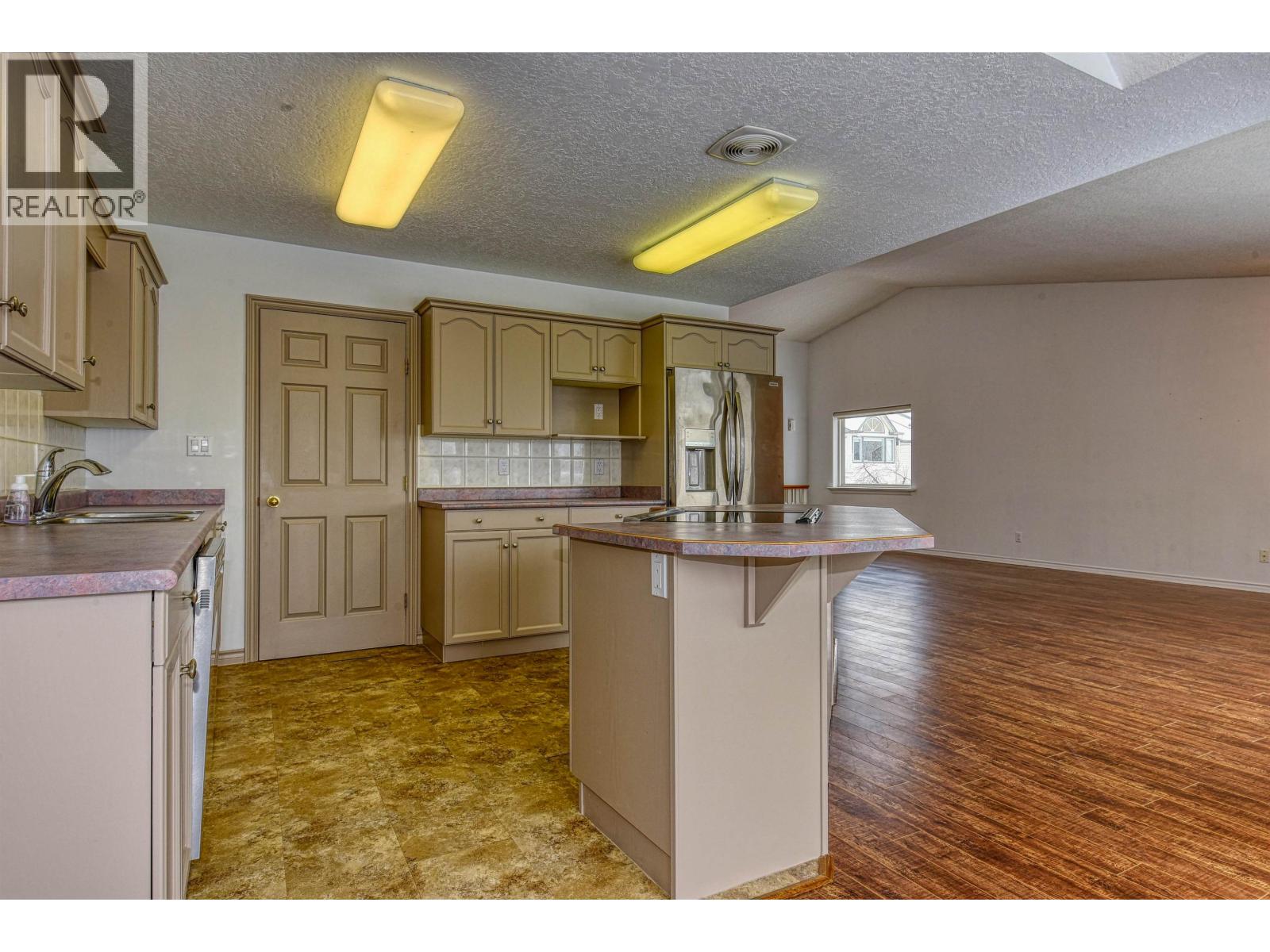 9 11 Eagle Crescent, Williams Lake, BC - Indoor Photo Showing Kitchen With Double Sink