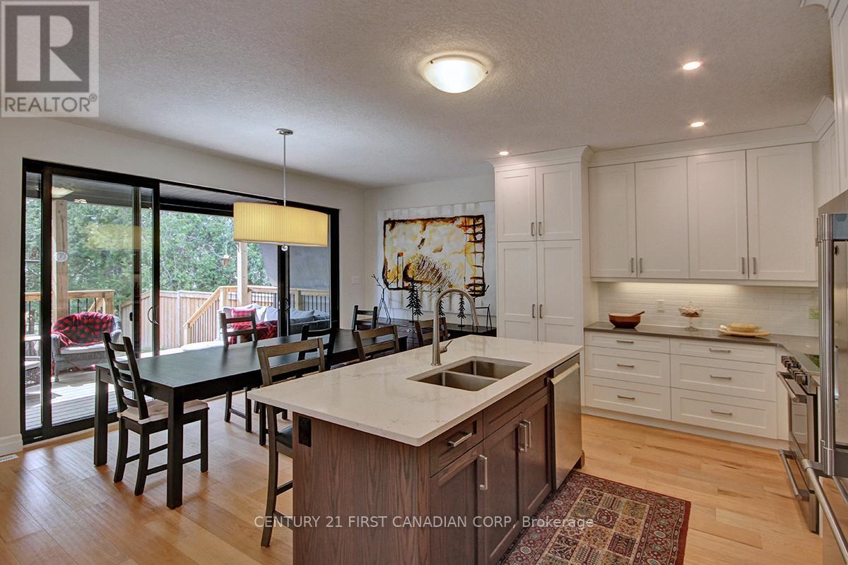 2113 Linkway Boulevard, London South (South A), ON - Indoor Photo Showing Kitchen With Double Sink