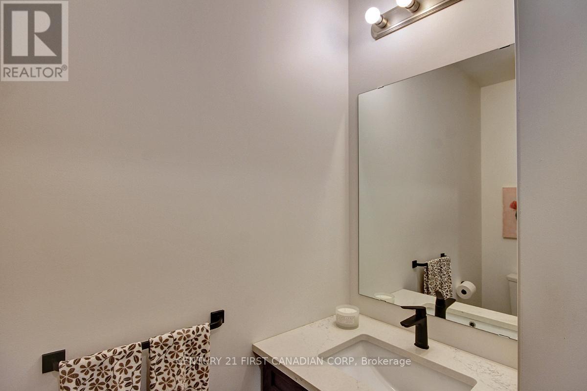 2113 Linkway Boulevard, London South (South A), ON - Indoor Photo Showing Bathroom