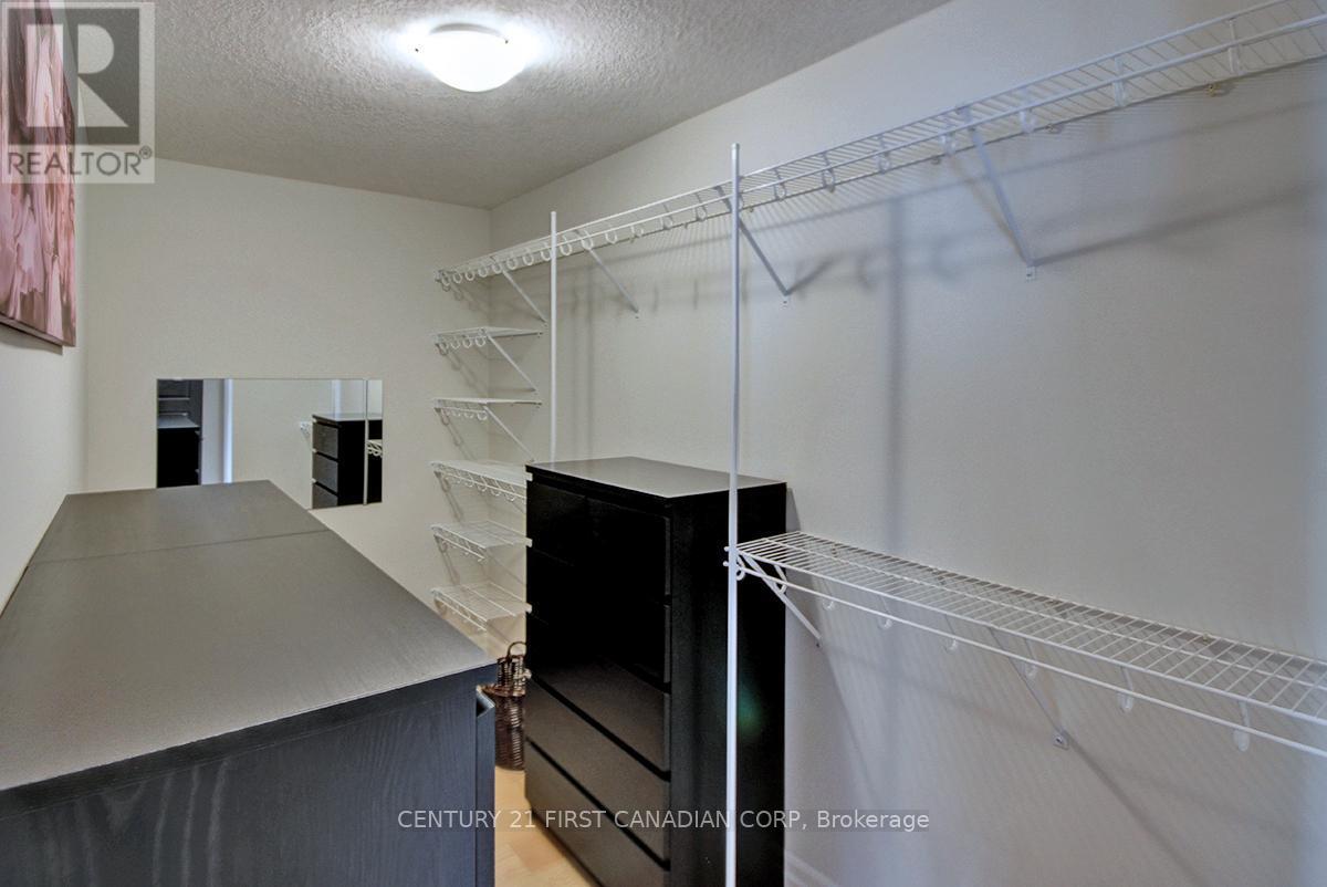 2113 Linkway Boulevard, London South (South A), ON - Indoor With Storage