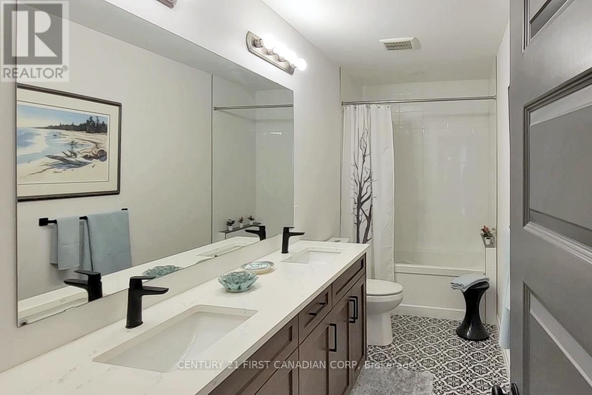 2113 Linkway Boulevard, London South (South A), ON - Indoor Photo Showing Bathroom