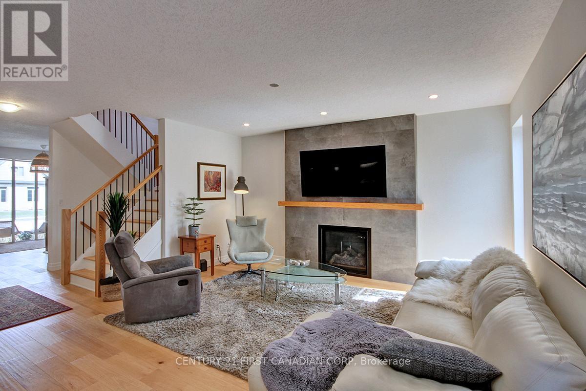 2113 Linkway Boulevard, London South (South A), ON - Indoor Photo Showing Living Room With Fireplace