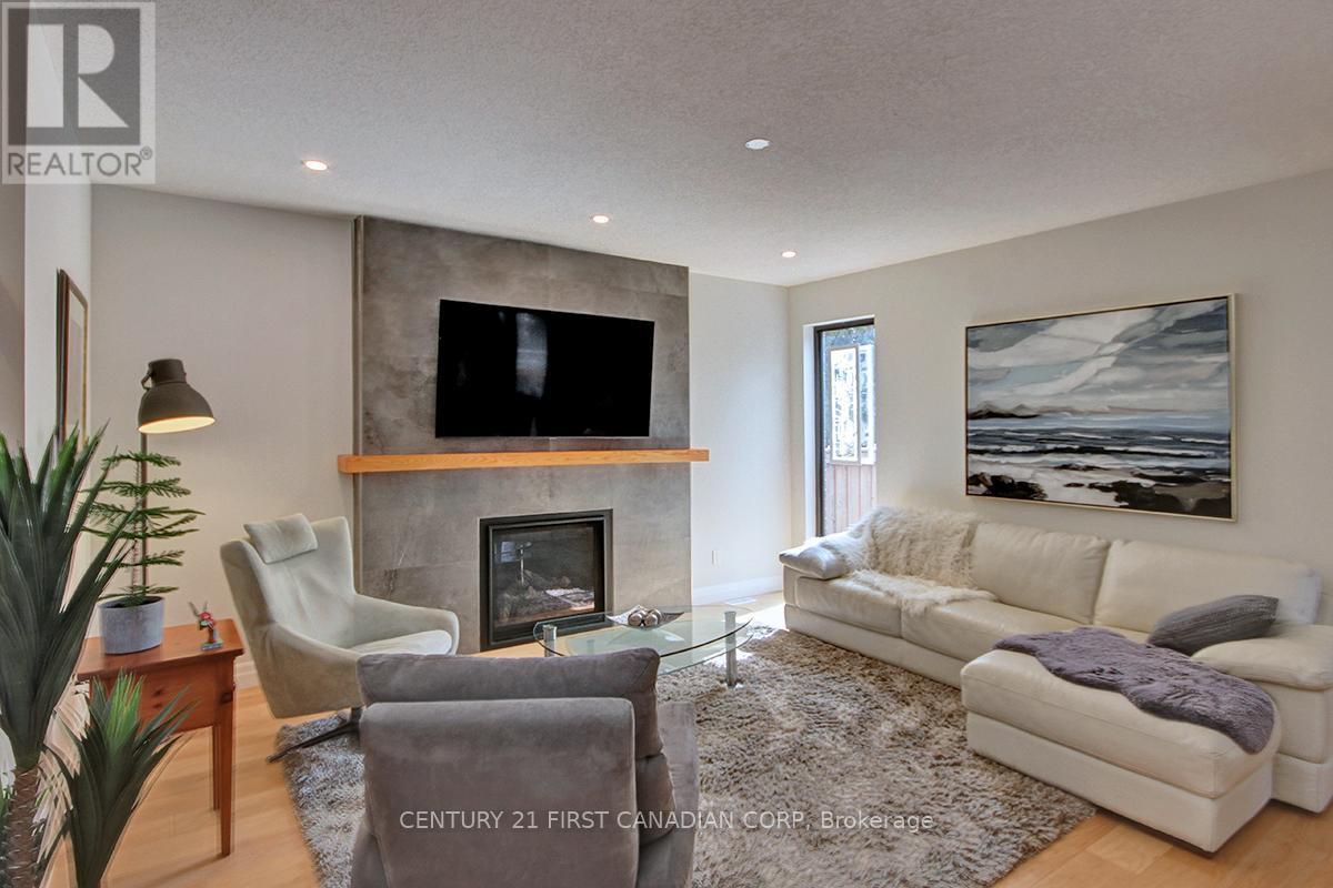 2113 Linkway Boulevard, London South (South A), ON - Indoor Photo Showing Living Room With Fireplace