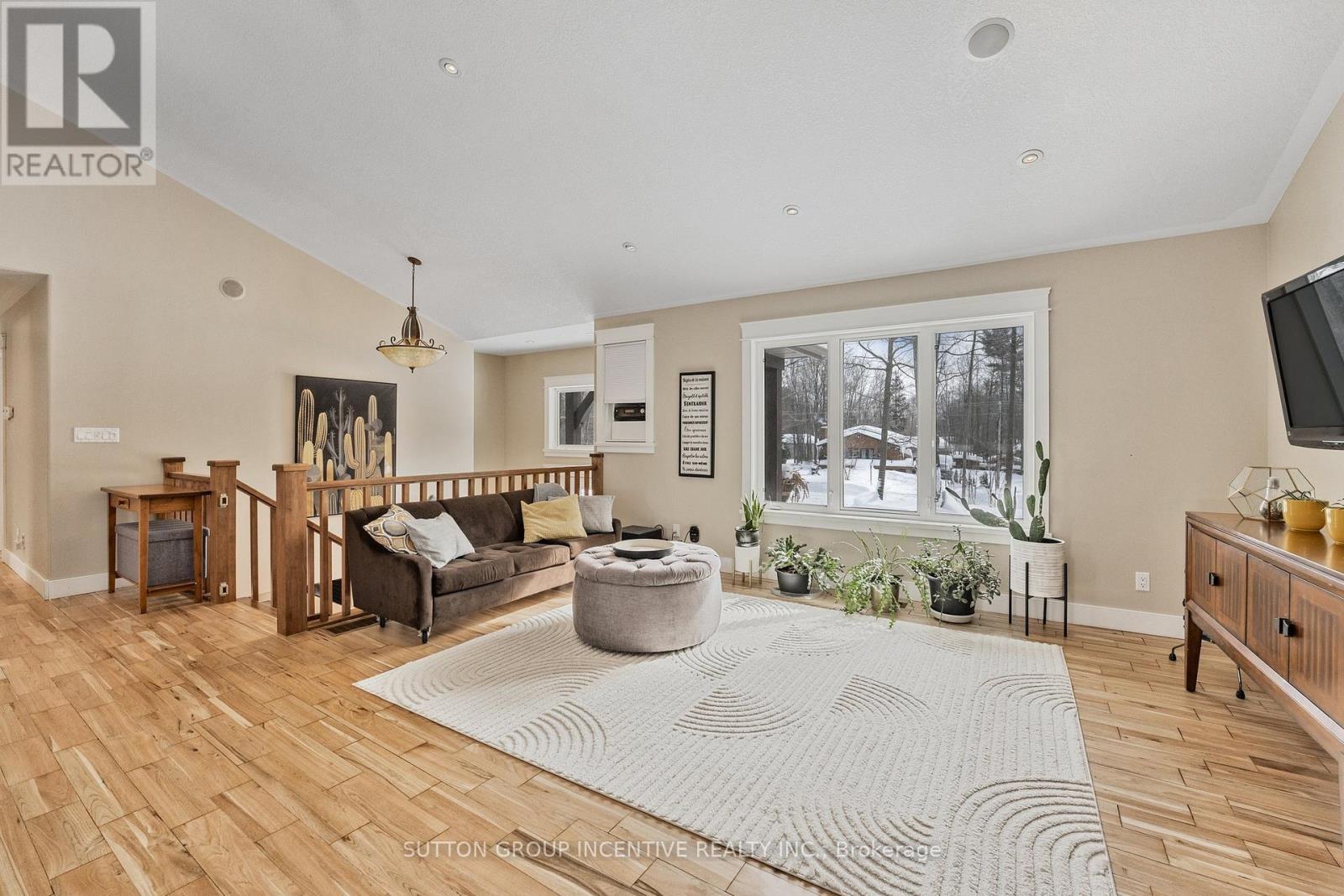 48 Tall Pines Drive, Tiny, ON - Indoor Photo Showing Living Room