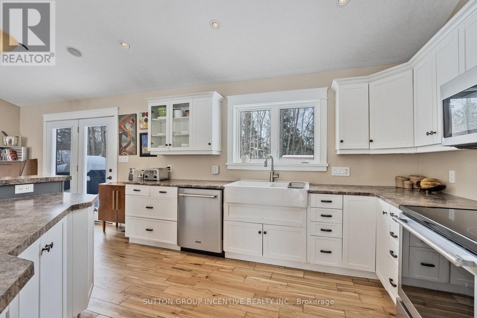48 Tall Pines Drive, Tiny, ON - Indoor Photo Showing Kitchen