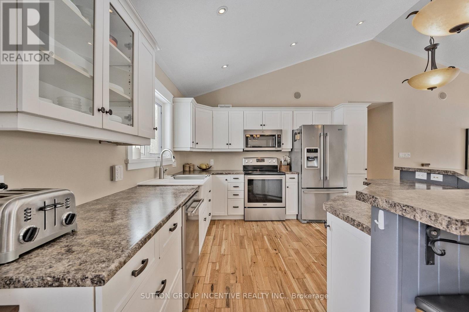 48 Tall Pines Drive, Tiny, ON - Indoor Photo Showing Kitchen With Upgraded Kitchen