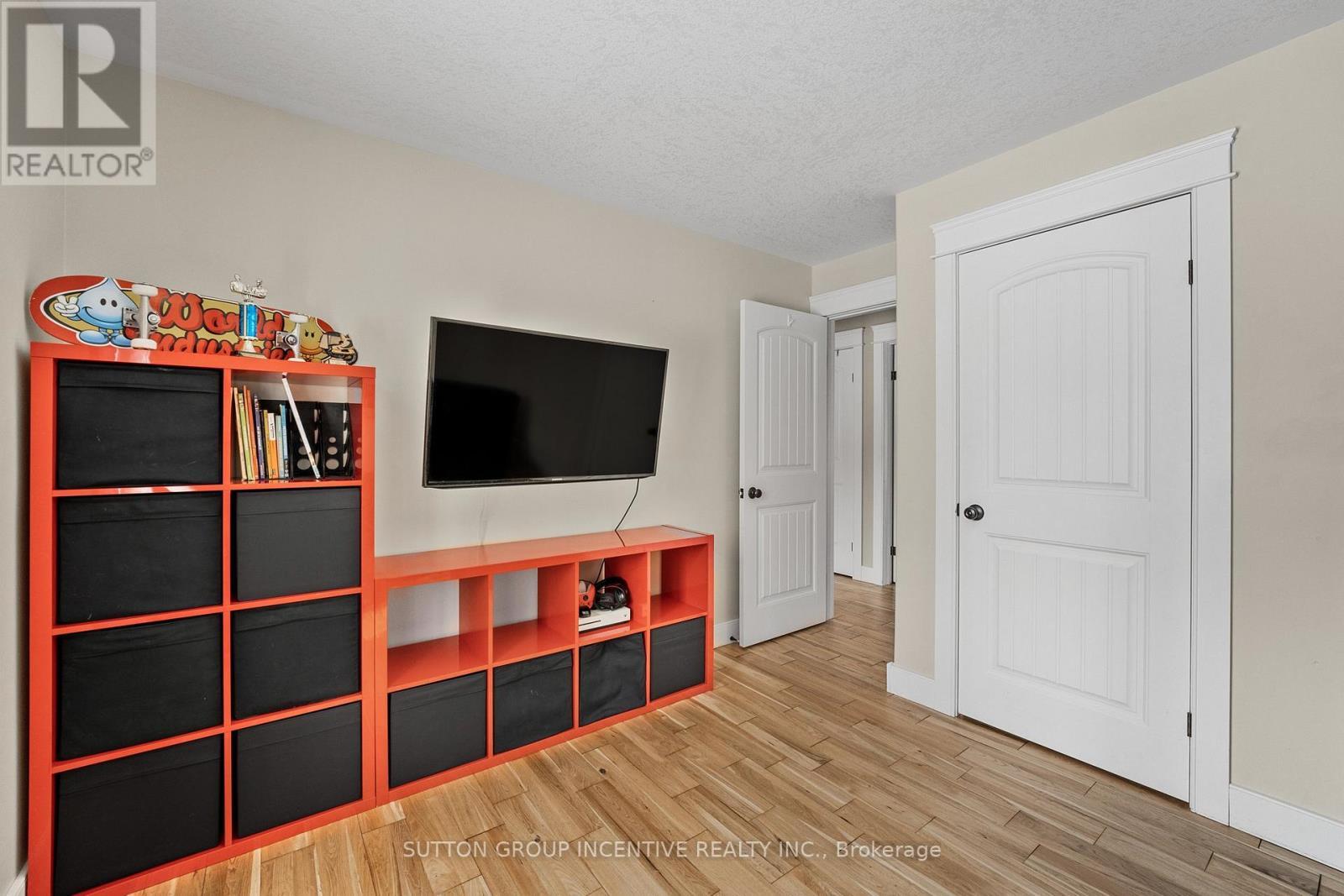 48 Tall Pines Drive, Tiny, ON - Indoor