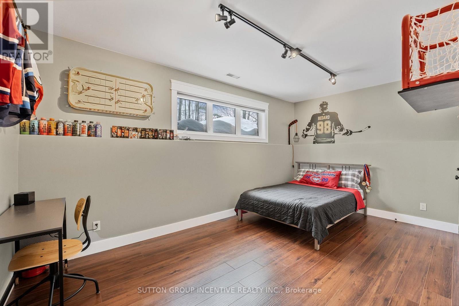 48 Tall Pines Drive, Tiny, ON - Indoor Photo Showing Bedroom